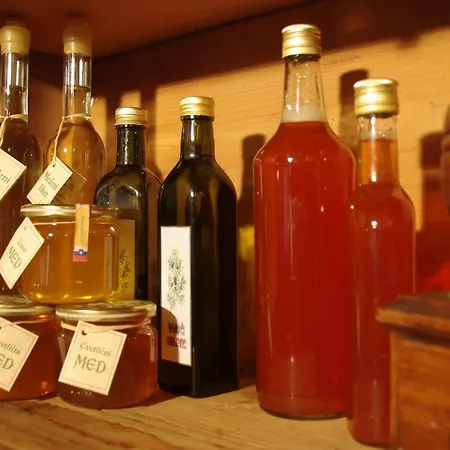 Tourist Farm Zelinc مزرعة للإقامة سيركنو